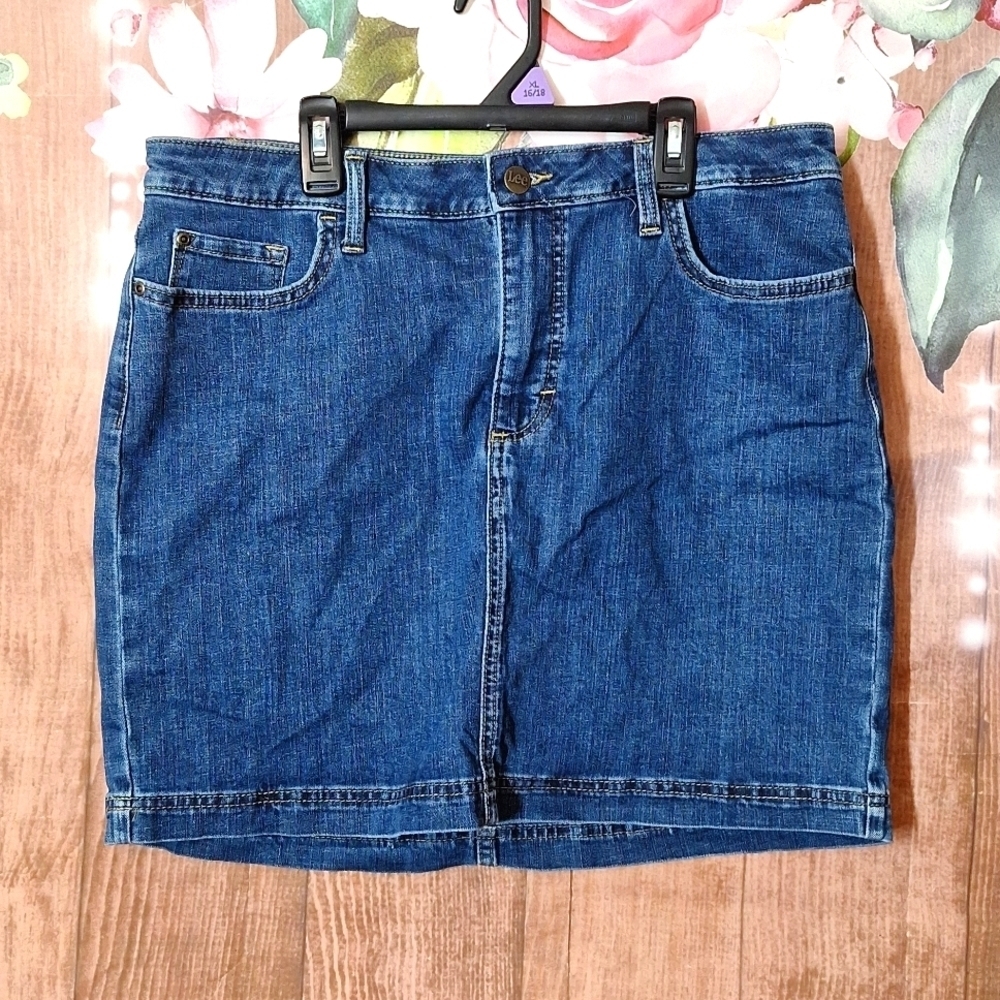 LEE REGULAR FIT MID RISE DENIM SKIRT SIZE 14M